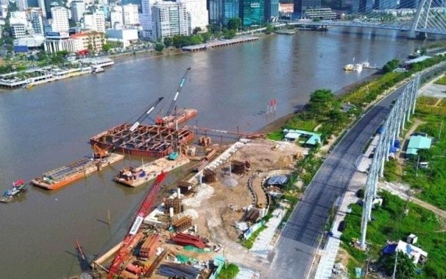 Hạ thủy vòm thép cầu đi bộ nặng 3.400 tấn