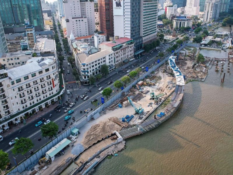 TP.HCM hạ thủy thành công vòm thép cầu đi bộ sông Sài Gòn nặng 3.400 tấn 2 Tổ hợp vòm thép cầu đi bộ sông Sài Gòn nặng 3.400 tấn được đưa lên sà lan tại cảng Đông Xuyên.