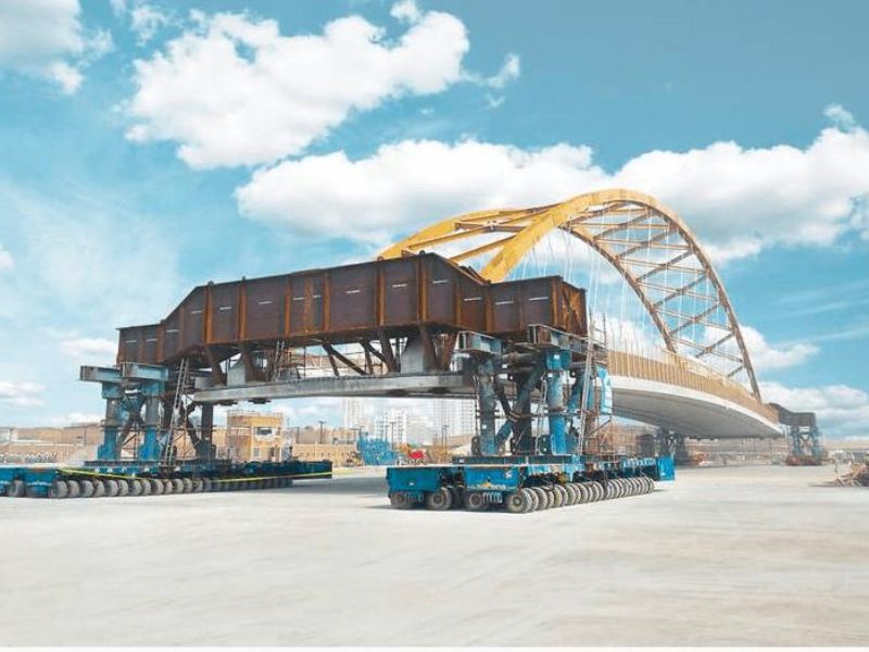 TP.HCM hạ thủy thành công vòm thép cầu đi bộ sông Sài Gòn nặng 3.400 tấn 4 Hệ thống xe tự hành đa trục SPMT vận chuyển kết cấu vòm thép cầu đi bộ sông Sài Gòn.