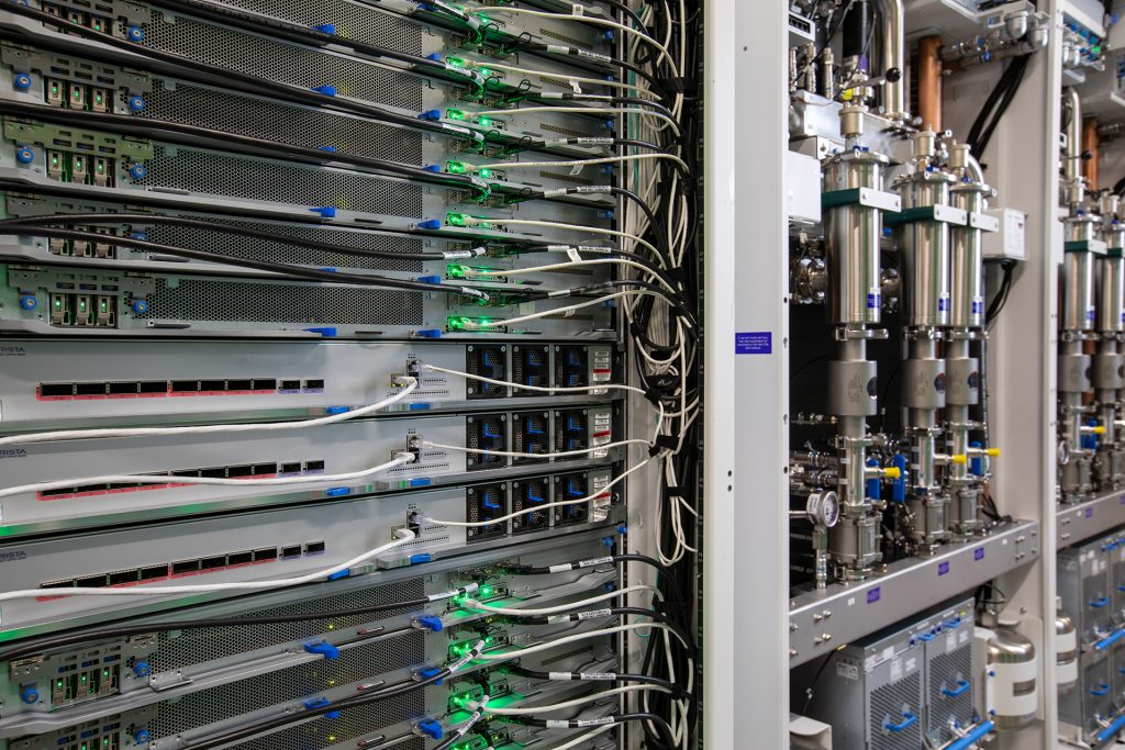 Chip AI Maia 300: Microsoft tăng sức cạnh tranh với Nvidia trong cuộc đua hạ tầng trí tuệ nhân tạo 2 Chip AI Maia 300: Microsoft tăng sức cạnh tranh với Nvidia