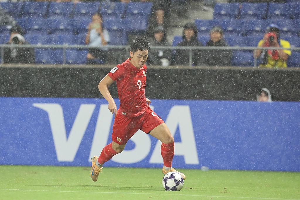 Nguyễn Đình Bắc đi bóng trước cầu thủ Kashima Antlers trên sân Hàng Đẫy.