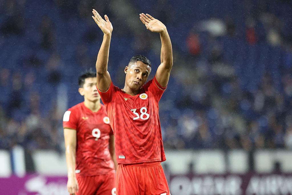 Cầu thủ Công an Hà Nội tranh bóng với Kashima Antlers tại Cúp C1 châu Á ngày 13/10/2026.
