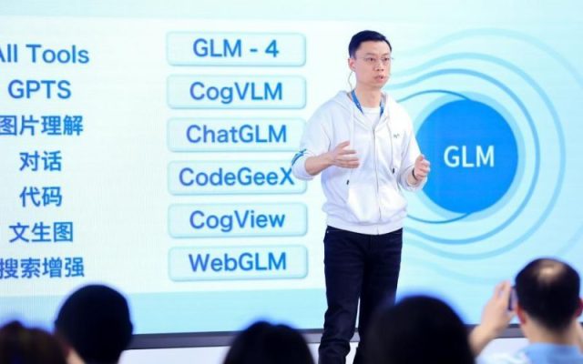 Zhipu AI giới thiệu công nghệ mô hình ngôn ngữ lớn GLM tại sự kiện.
