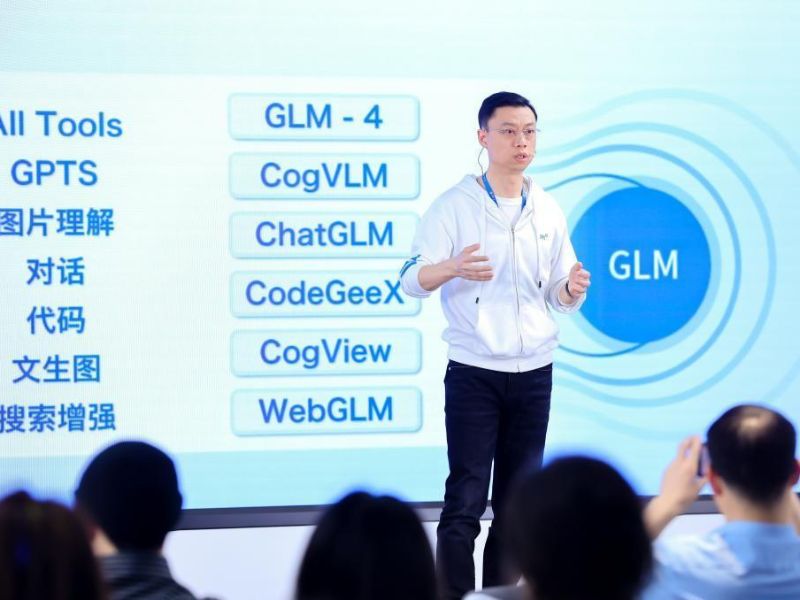 Zhipu AI giới thiệu công nghệ mô hình ngôn ngữ lớn GLM tại sự kiện.