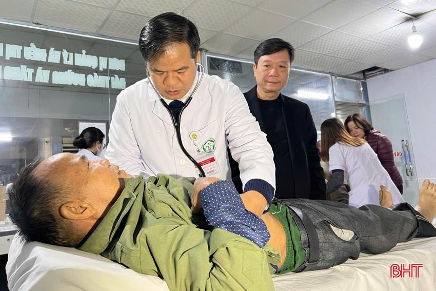 Bác sĩ sử dụng ống nghe khám sức khỏe cho người dân tại Hương Sơn, Hà Tĩnh.