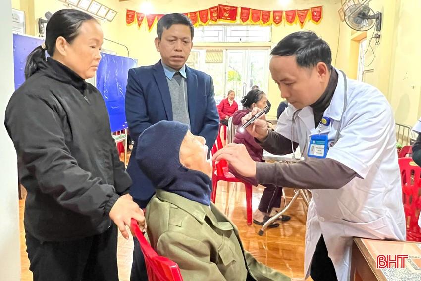 Nhân viên y tế khám cho người cao tuổi trong chương trình khám bệnh miễn phí tại Hương Sơn, Hà Tĩnh.