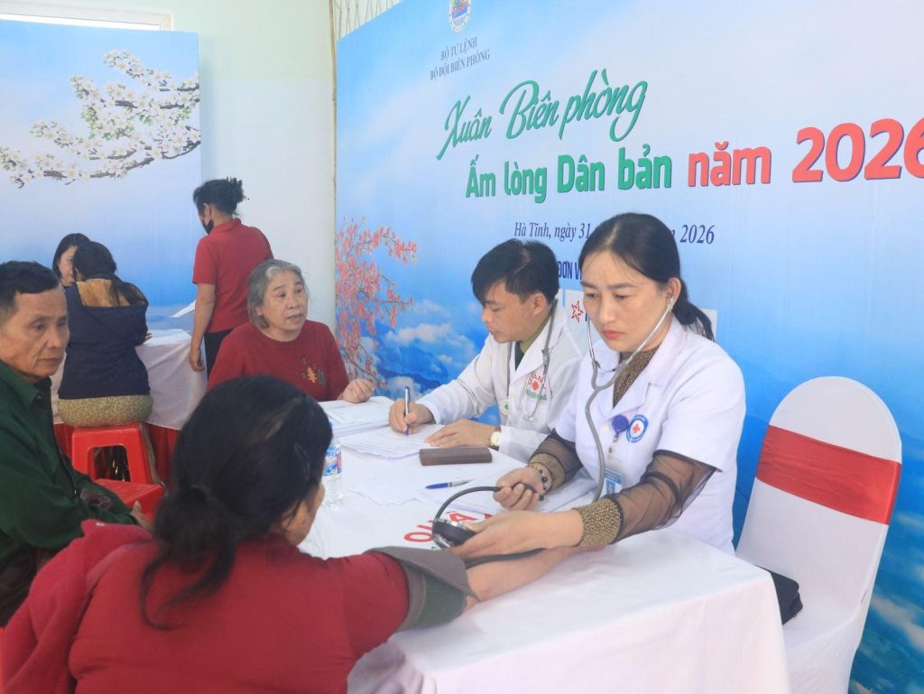 Nhân viên y tế đo huyết áp cho người dân trong chương trình khám sức khỏe cộng đồng tại Hà Tĩnh.