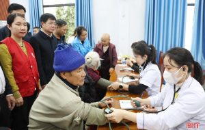 Người dân Hà Tĩnh được nhân viên y tế đo huyết áp trong chương trình khám sức khỏe miễn phí.