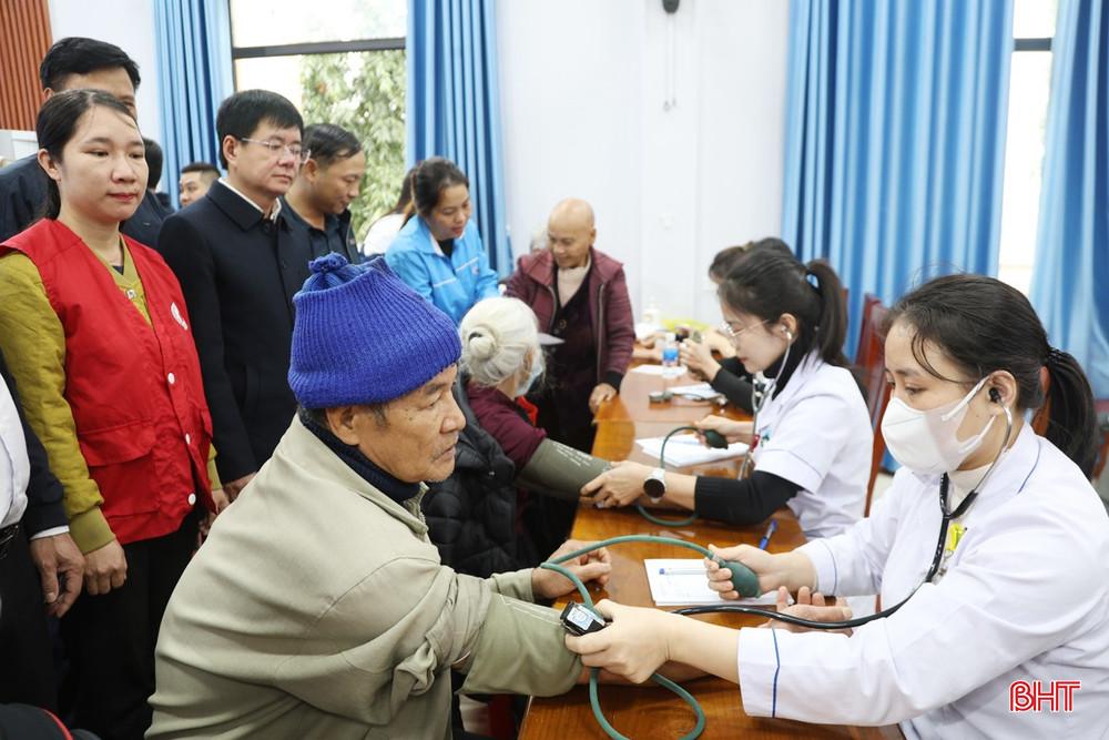 Người dân Hà Tĩnh được nhân viên y tế đo huyết áp trong chương trình khám sức khỏe miễn phí.