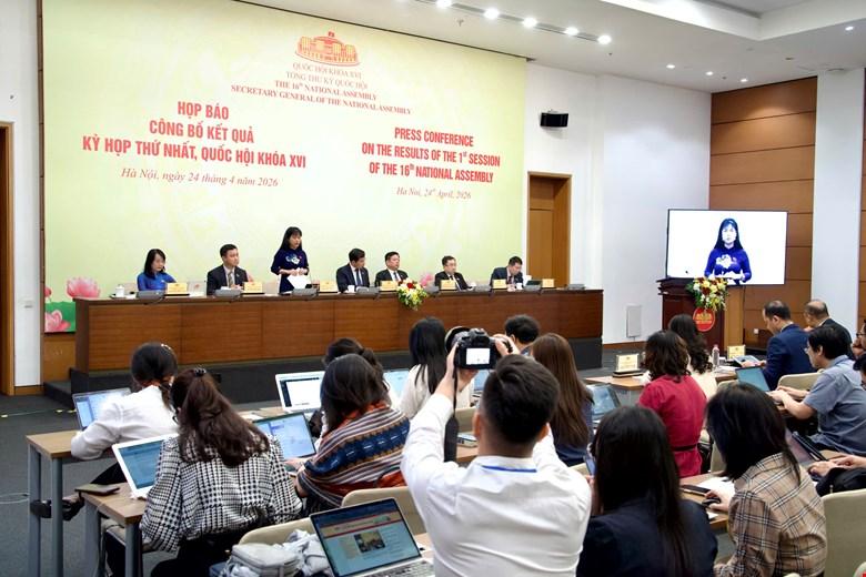 Hoạt động báo chí minh họa chương trình xem xét sửa đổi Luật Báo chí.