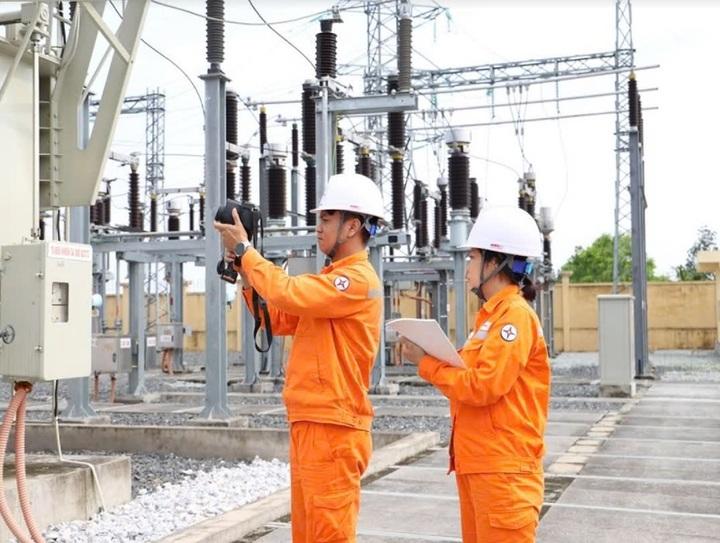 Hoạt động kiểm tra trạm biến áp minh họa nội dung sửa đổi Luật Điện lực.