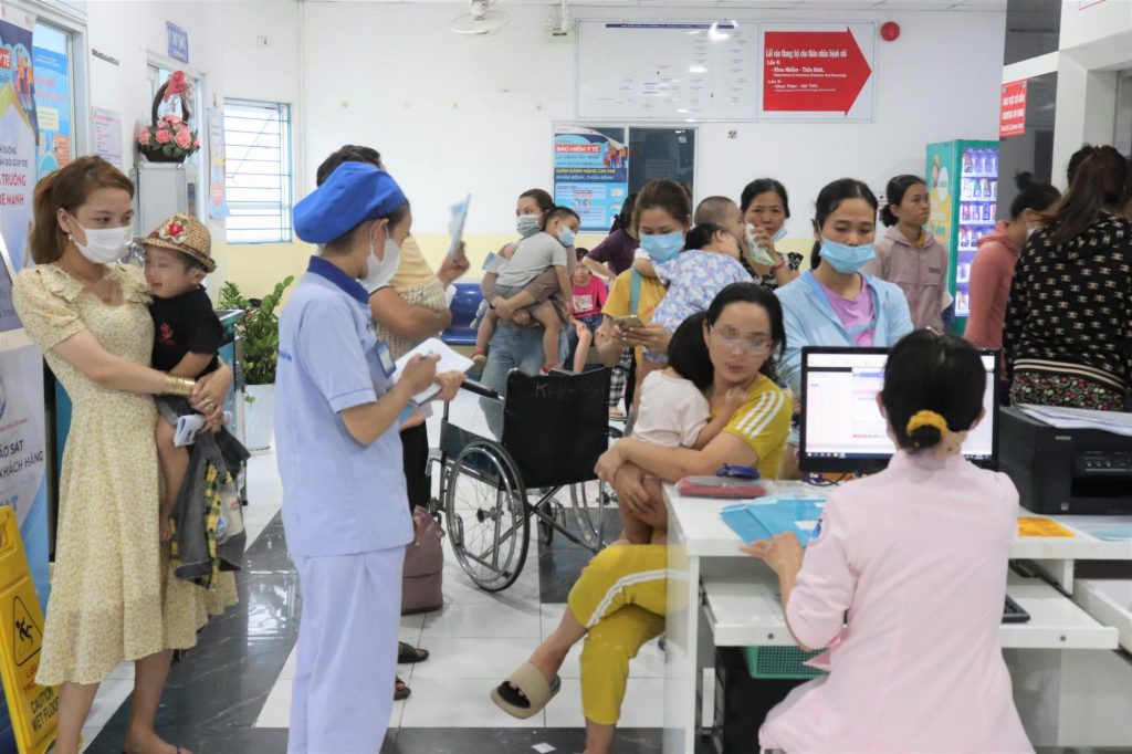 Trẻ em được người thân đưa đến cơ sở y tế để thăm khám.