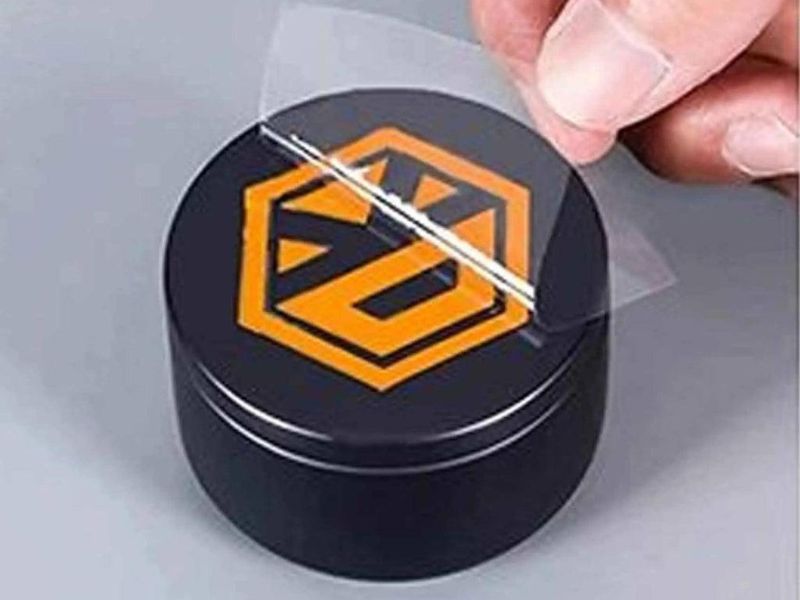 Tem UV DTF là gì? Công nghệ in logo nổi được nhiều cửa hàng quan tâm 3 Logo tem UV DTF trên hộp kim loại, hũ thủy tinh và quà tặng.