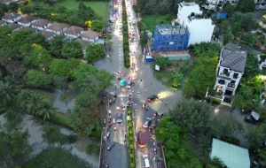 Toàn cảnh tuyến đường ở TP.HCM bị ngập nước do triều cường, phương tiện di chuyển khó khăn.