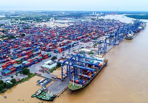 Cảng container tại Việt Nam với hoạt động bốc xếp hàng hóa xuất nhập khẩu.